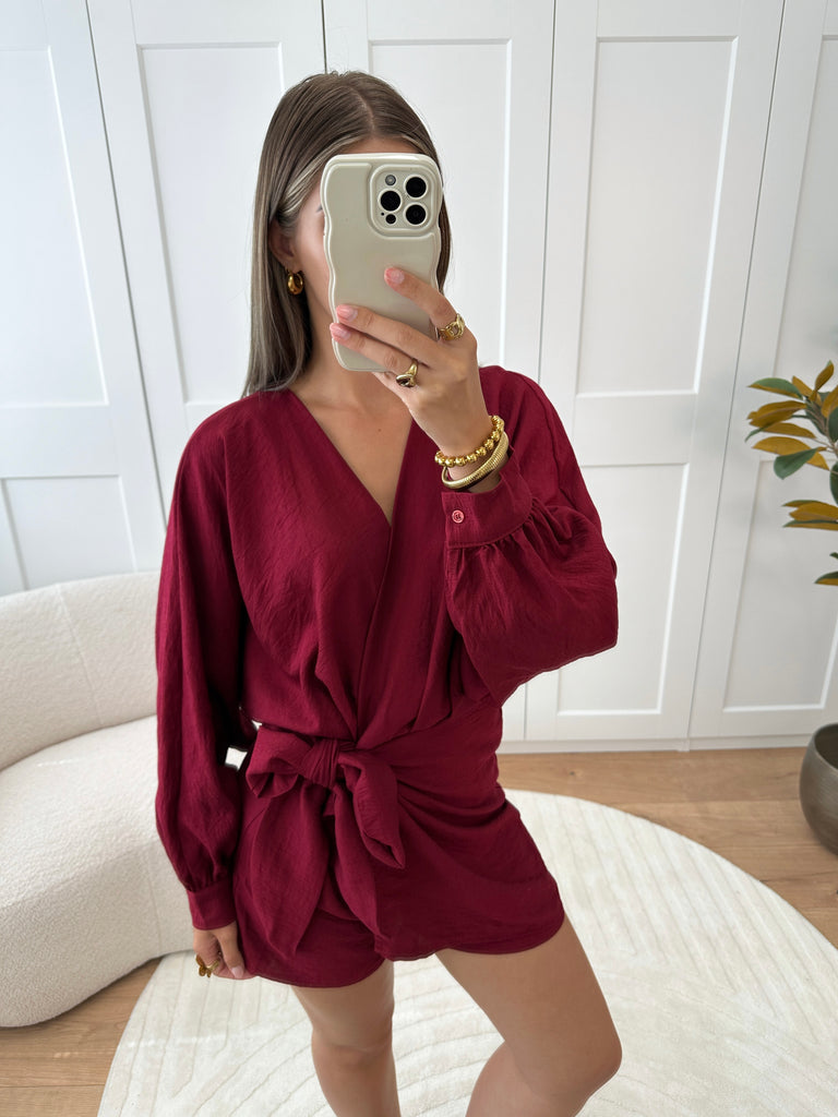 Bordeaux overslag playsuit met strik detail en lange pof mouwen