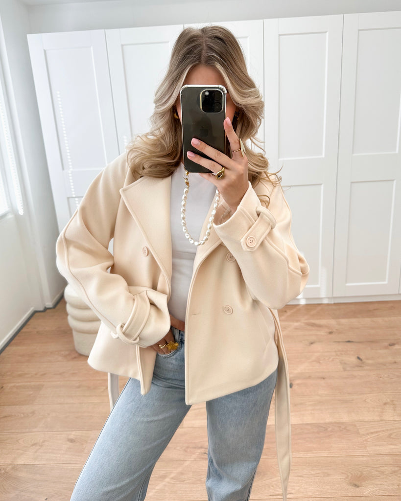 Creme korte trench coat met knoop sluiting en strik in de taille