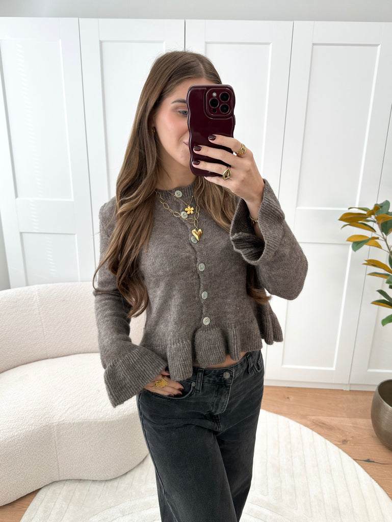 Taupe/bruin vestje met knoopjessluiting en ruffles en ruffle mouwtjes