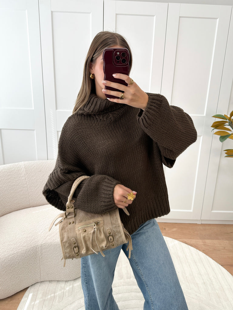 Bruine oversized col trui met details op de mouwen