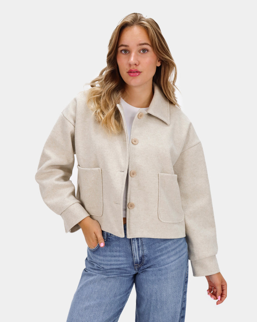 Beige zacht jasje met knoopsluiting en steekzakken
