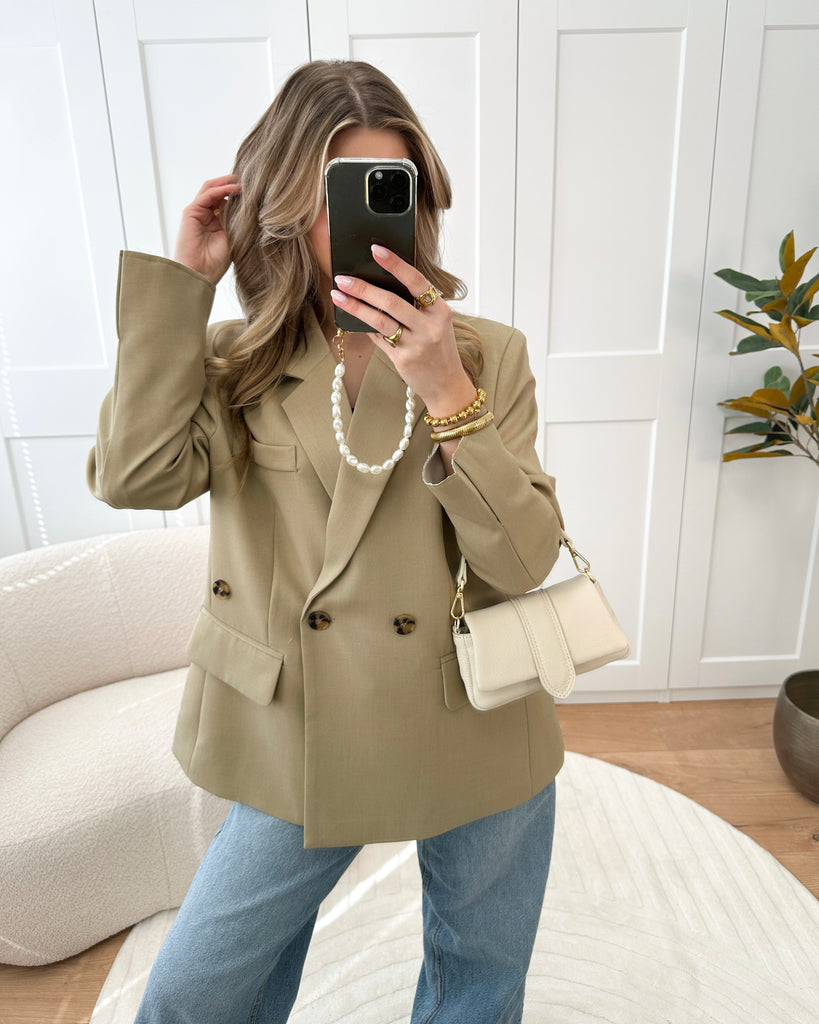 Olijf groene oversized / getailleerde blazer met witte omslag mouwen