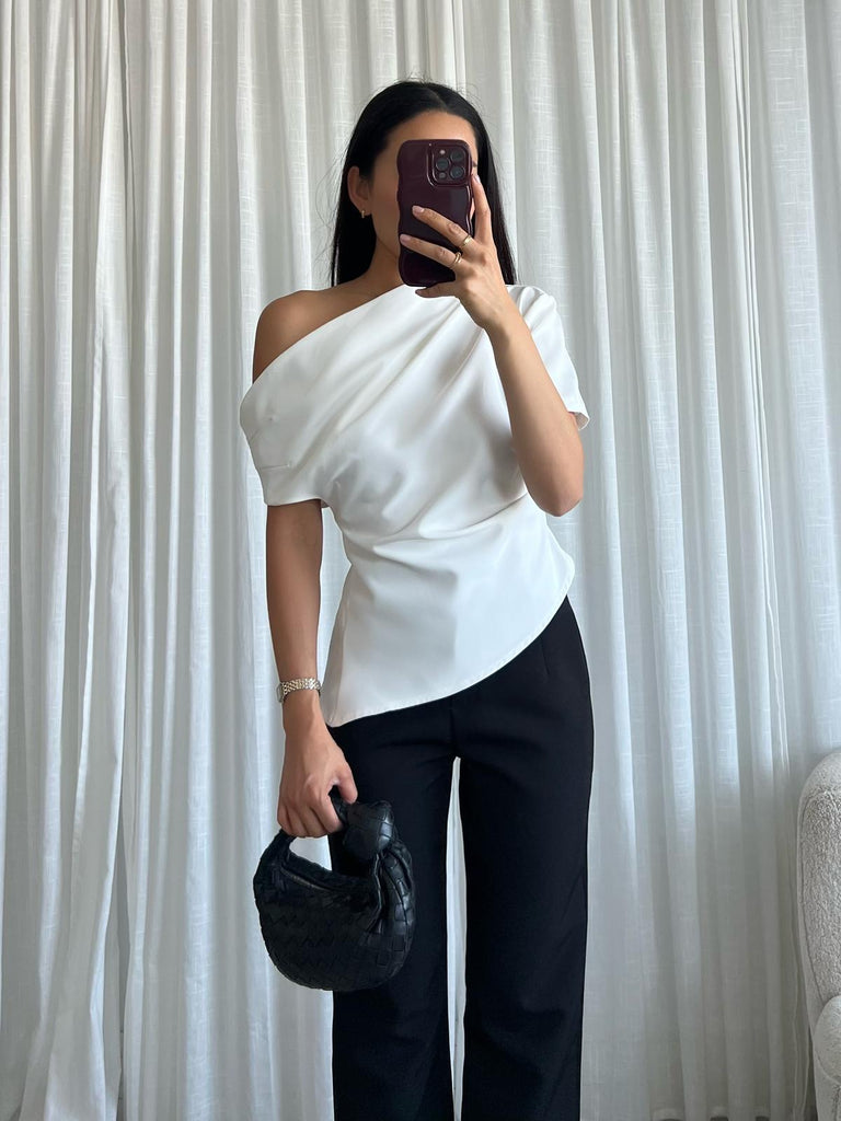 Witte asymmetrische one shoulder top met gedrapeerd effect