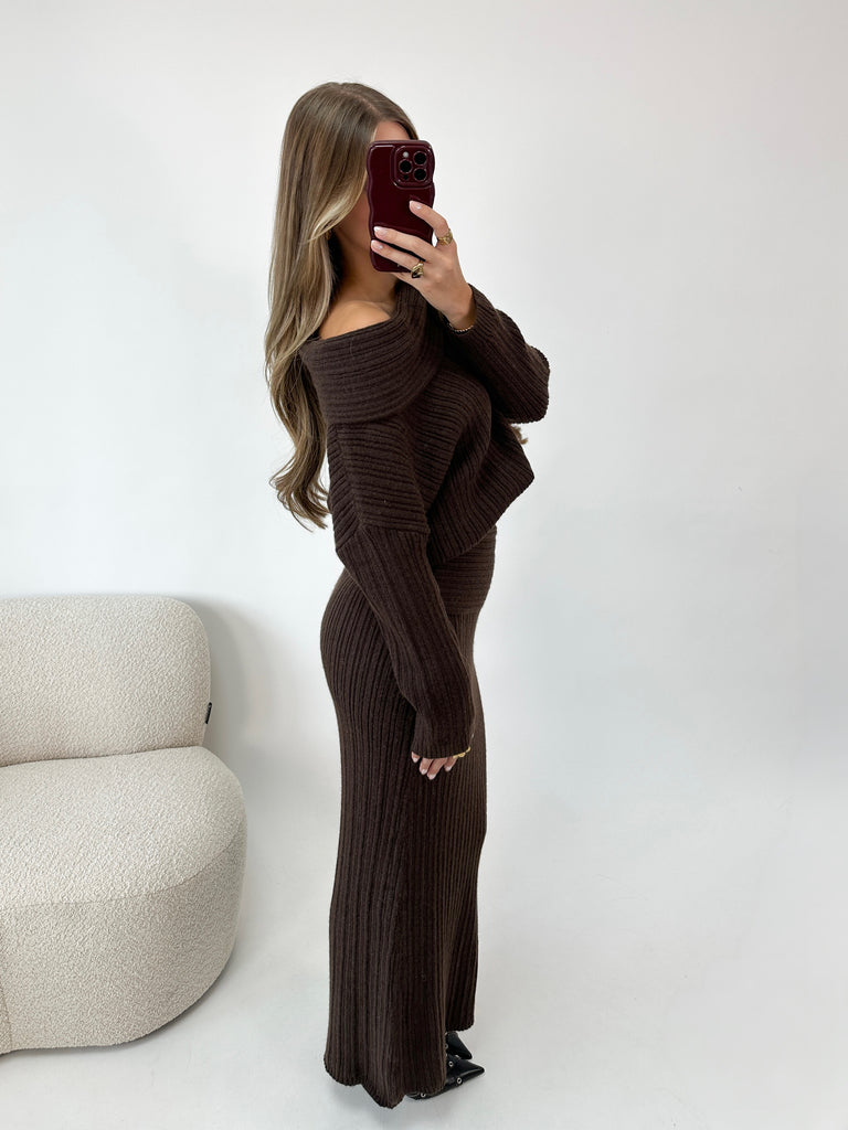 Bruine two piece set met lange rok en off shoulder trui