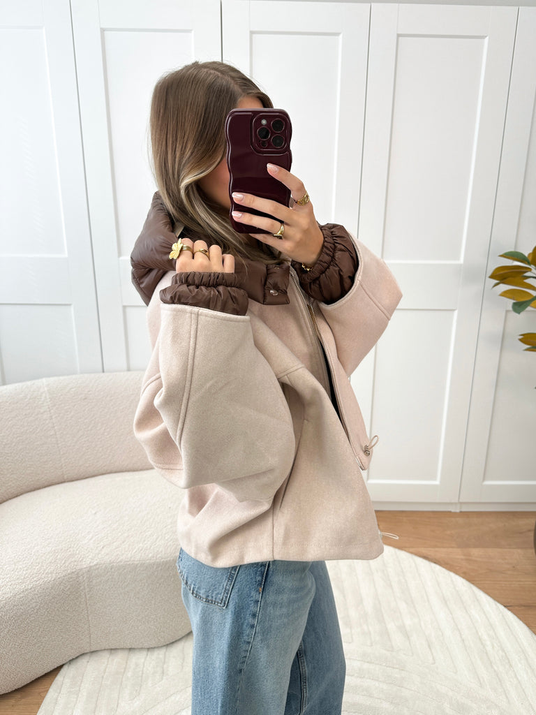 Beige coat met bruine gewatteerde capuchon en uiteindes van de mouwen