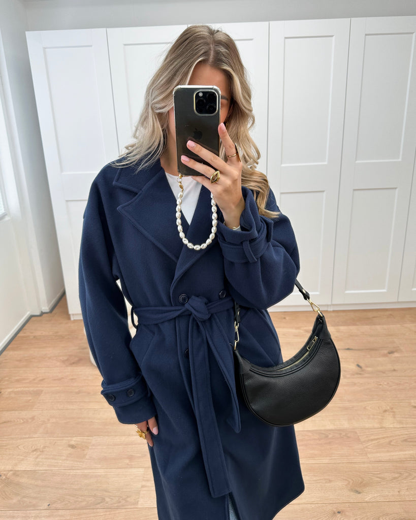 Donker blauwe lange trench coat met knoop sluiting en strik detail