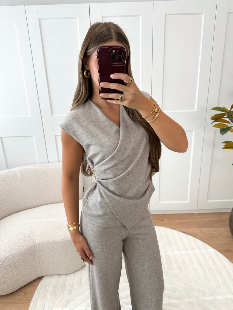 Taupe lounge set met broek en top met v-hals en gedrapeerd effect met gouden gesp
