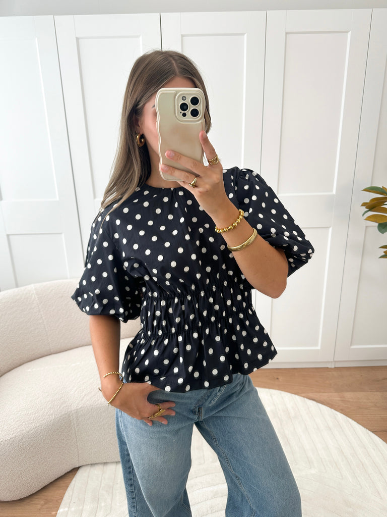 Zwarte blouse met witte stippen en pof mouwen