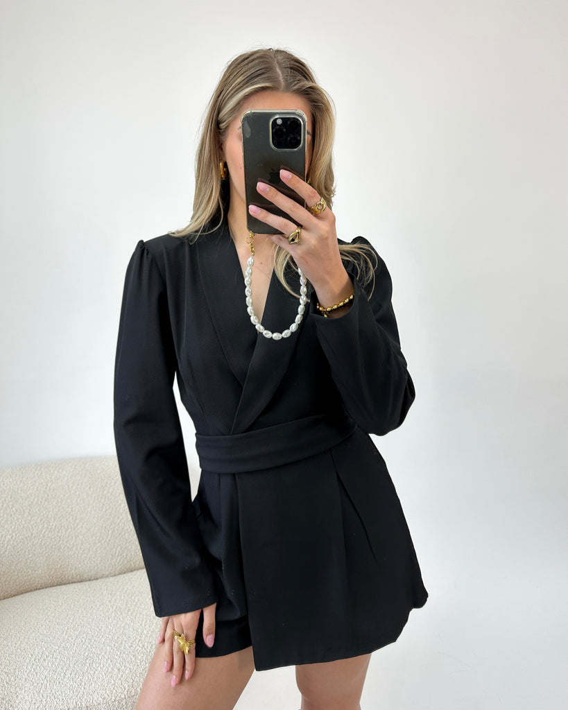 Zwarte playsuit met tailleband en pof mouwen