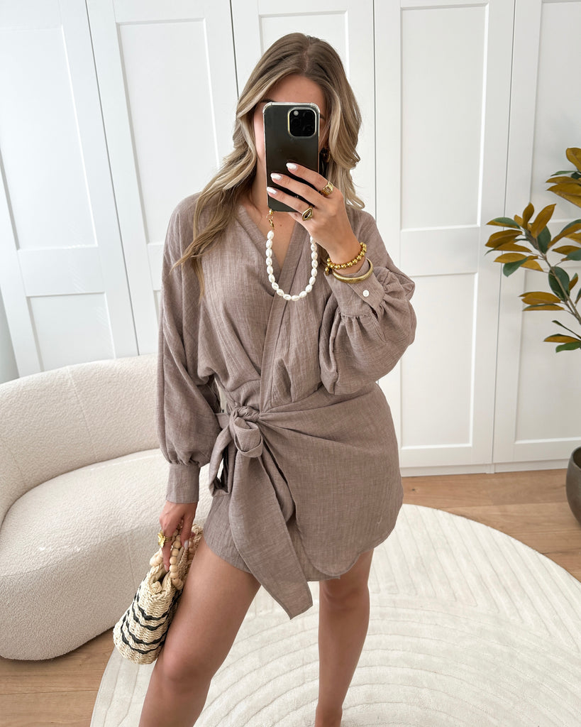 Beige overslag jurk met strik detail