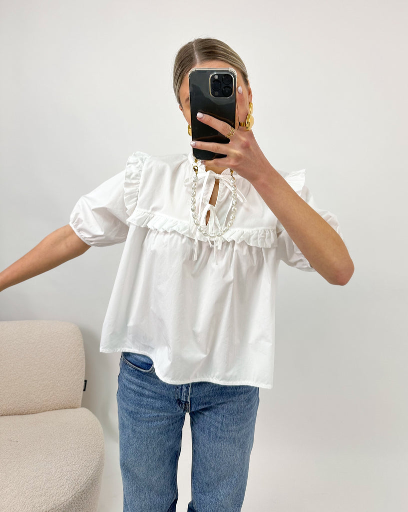 Witte katoenen blouse met korte pof mouwen en ruffles