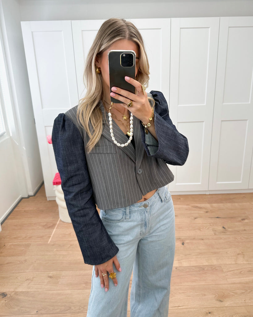 Grijze gestreepte cropped blazer met donkere denim uitlopende/flared mouw