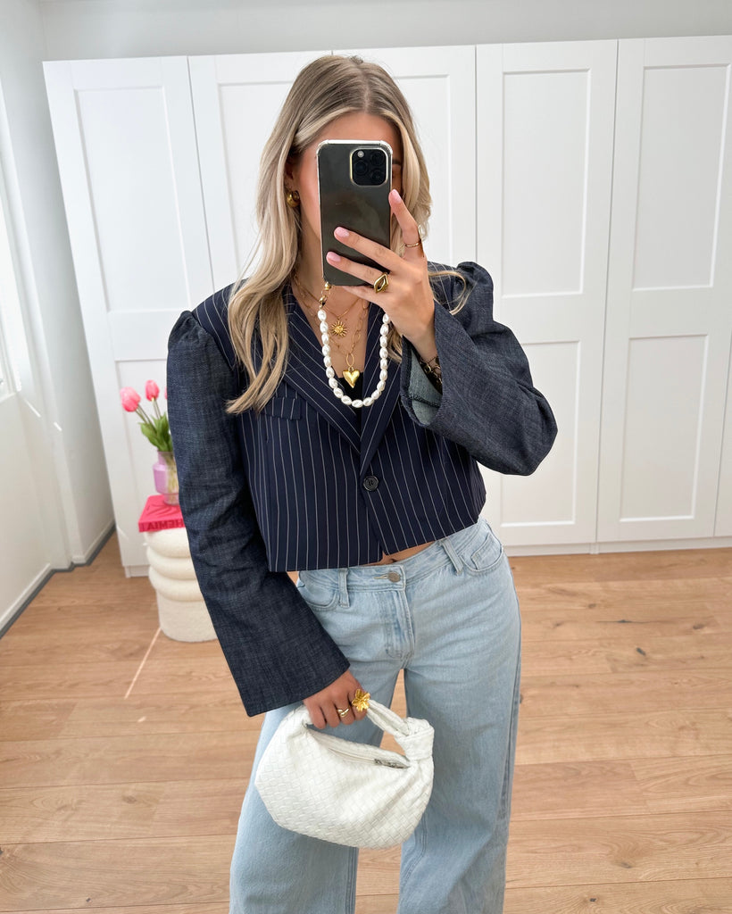 Donker blauwe gestreepte cropped blazer met donkere denim uitlopende/flared mouw