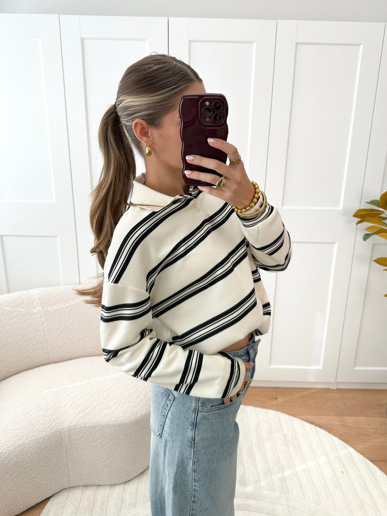 Witte polo met donker blauwe strepen