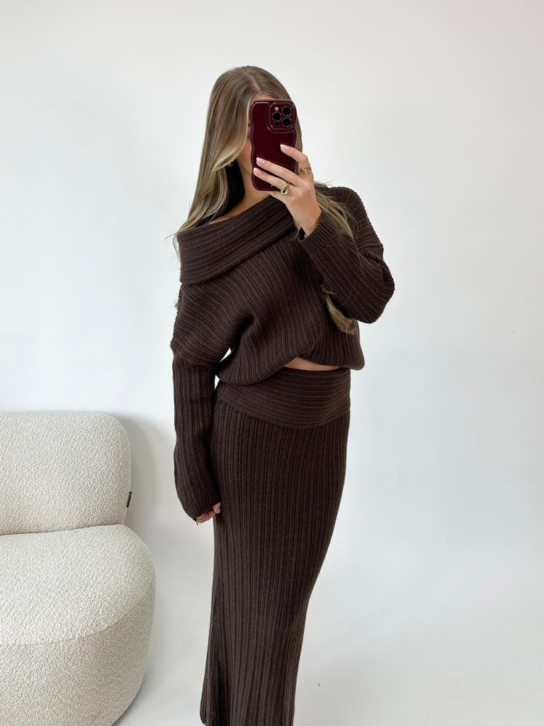 Bruine two piece set met lange rok en off shoulder trui