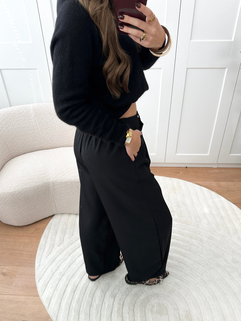 Zwarte wijde pantalon met schuine overslag sluiting