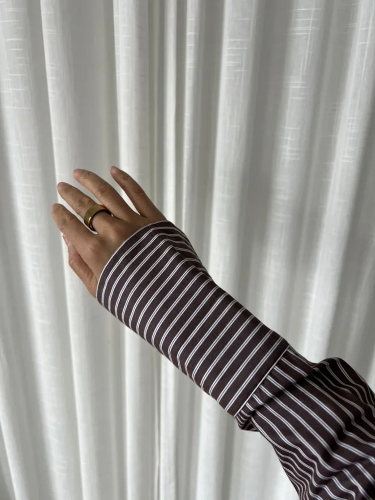 Bruin met wit gestreepte blouse met strik detail in de taille zodat je hem getailleerd kunt maken