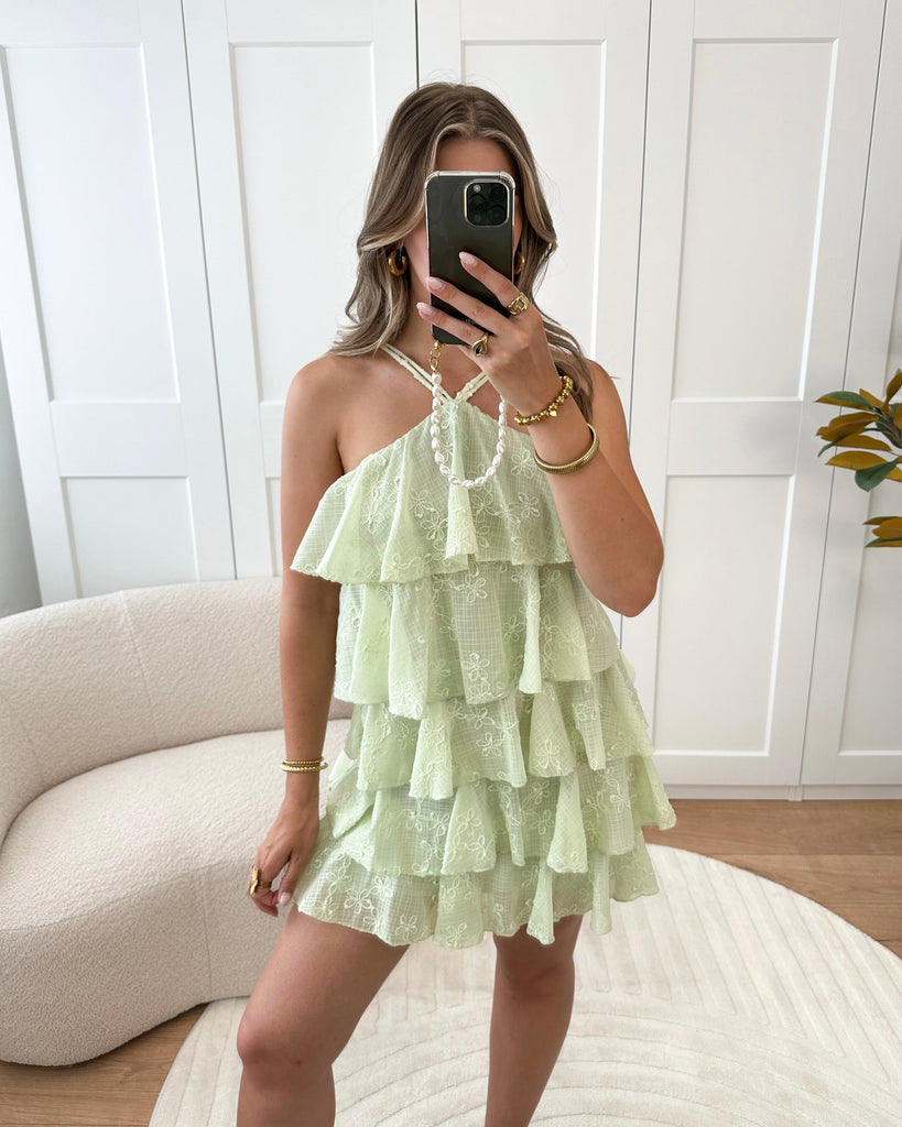 Groene ruffle jurk met halter nek en geborduurde bloemen