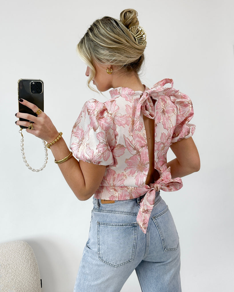 Lichtroze jacquard top met pof mouwen, bloemen opdruk en een open rug met strikjes