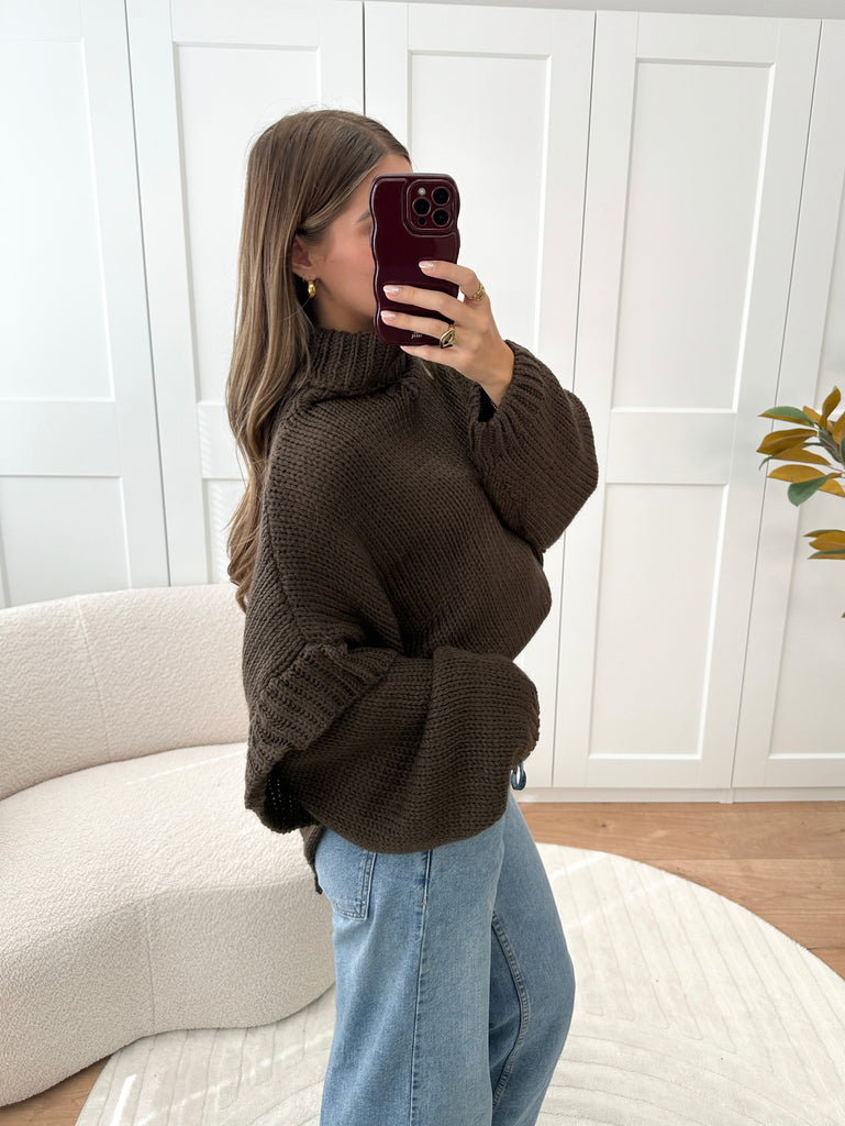 Bruine oversized col trui met details op de mouwen