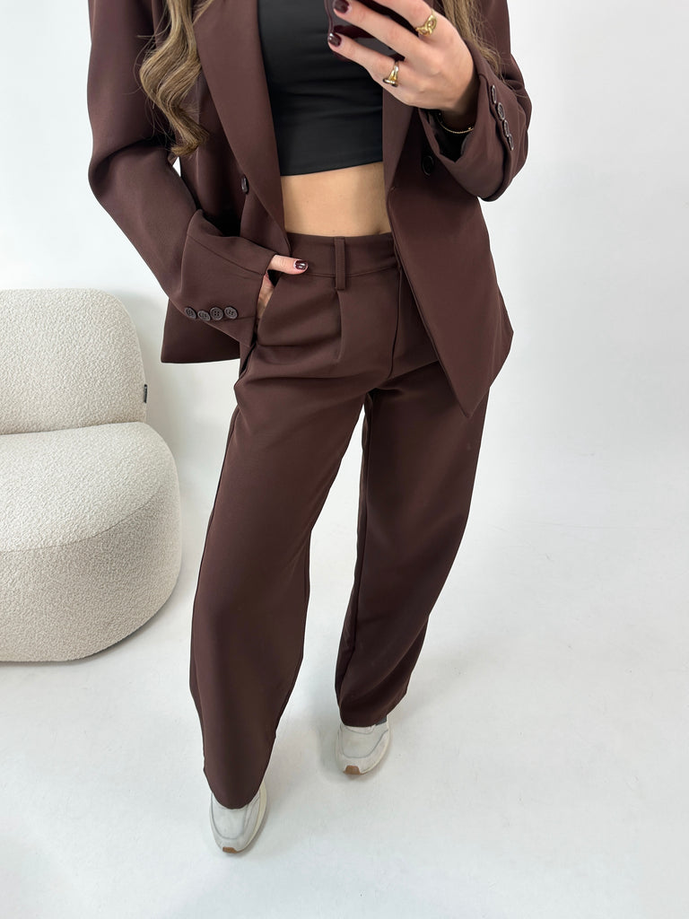 Bruine getailleerde pantalon, met bijpassende blazer