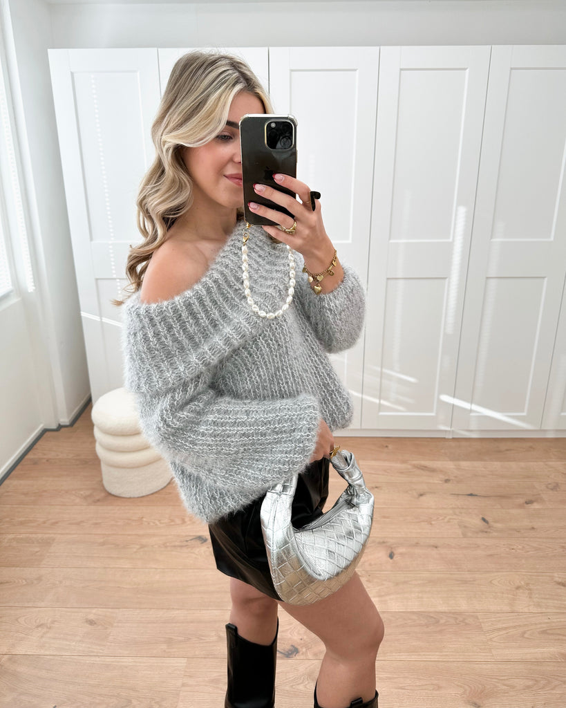 Grijze gehaakte off shoulder trui