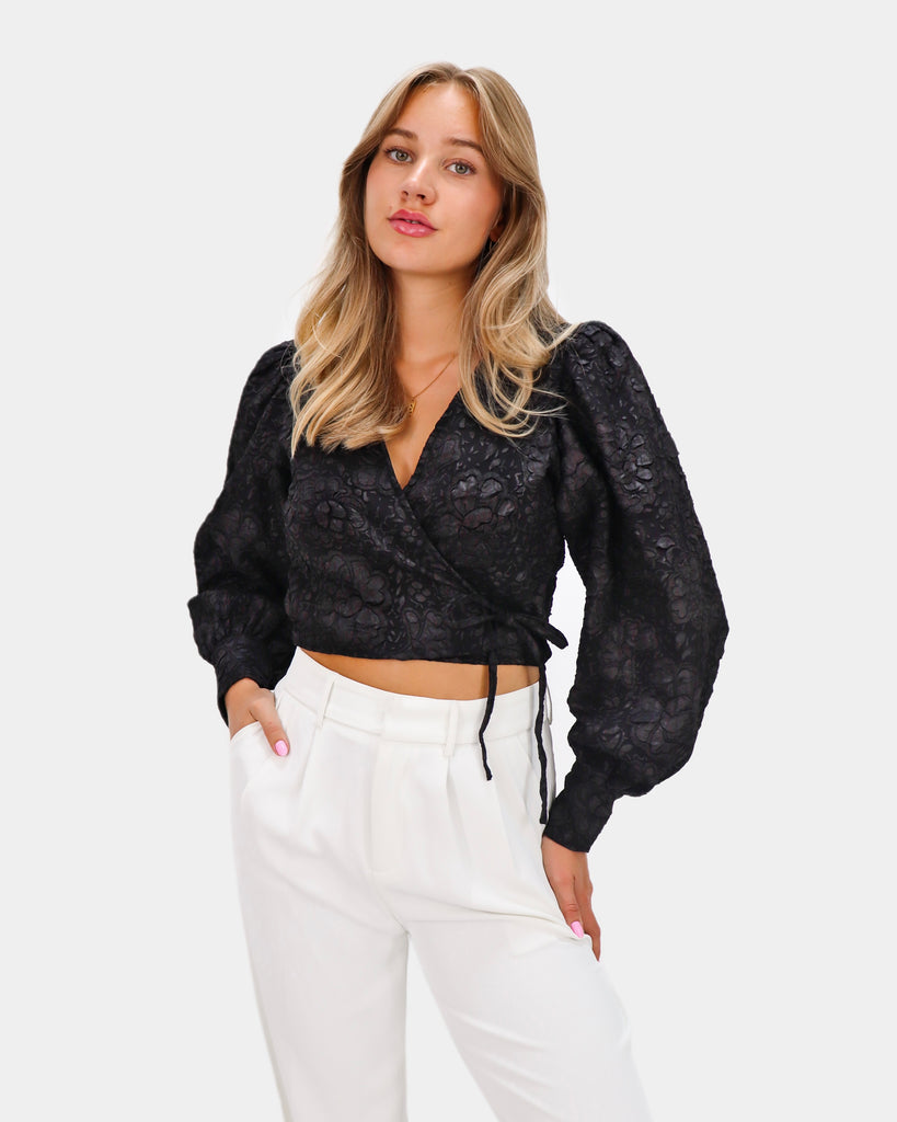 Zwarte overslag top met gestructureerd bloemen patroon