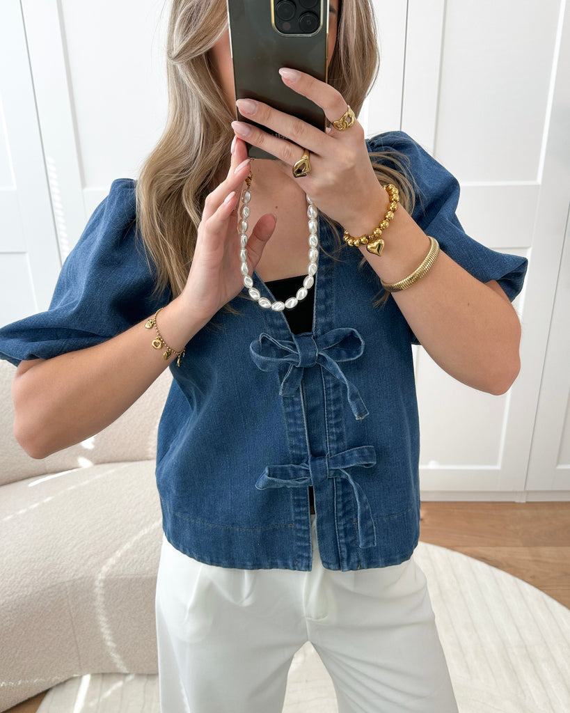 Donker blauwe denim top met korte pof mouwen en strikjes