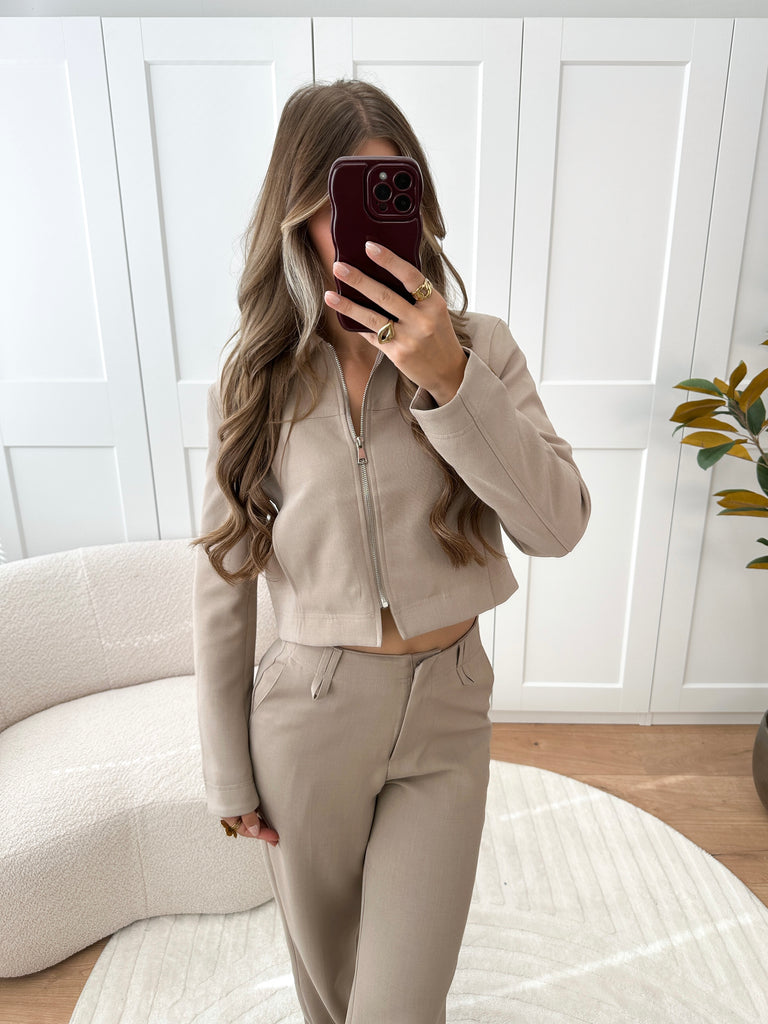 Taupe jasje met ritssluiting met bijpassende pantalon