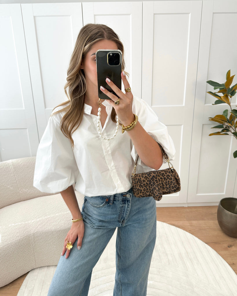 Witte katoenen blouse met halflange pof mouwen en knoopjessluiting