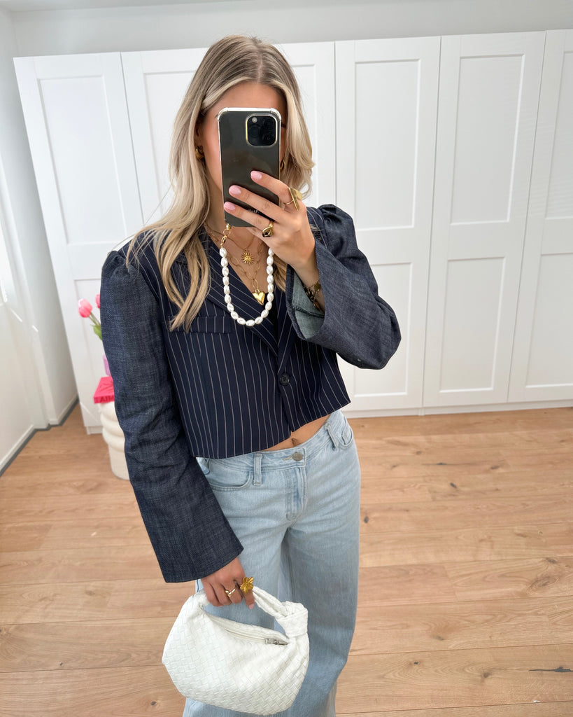 Donker blauwe gestreepte cropped blazer met donkere denim uitlopende/flared mouw