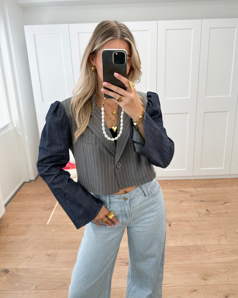 Grijze gestreepte cropped blazer met donkere denim uitlopende/flared mouw