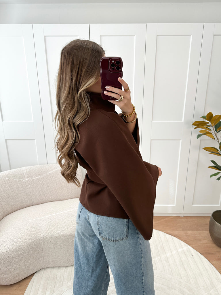 Bruine poncho jas met tailleband met strik en hogere hals met knoopjessluting