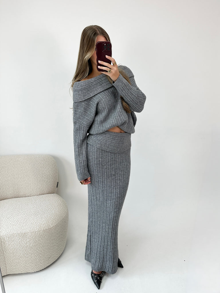 Grijze two piece set met lange rok en off shoulder trui
