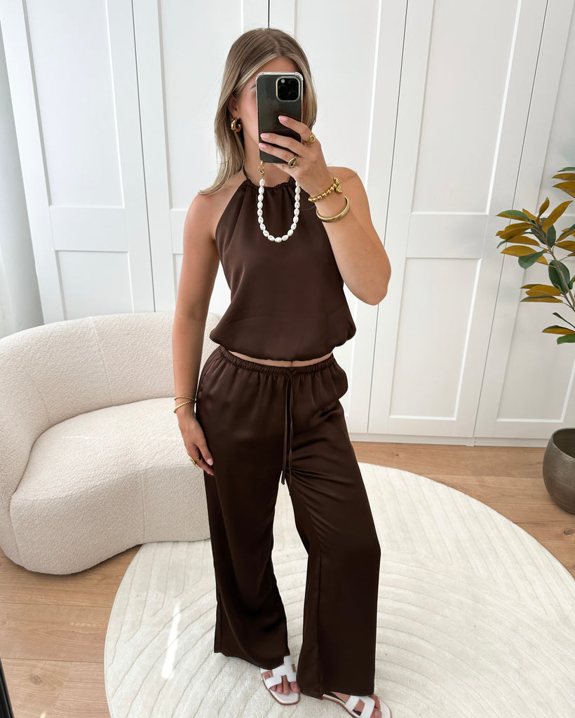 Bruine satijnen set met broek en halter top met open rug en strik detail