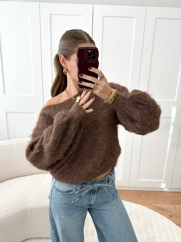 Bruine off shoulder trui