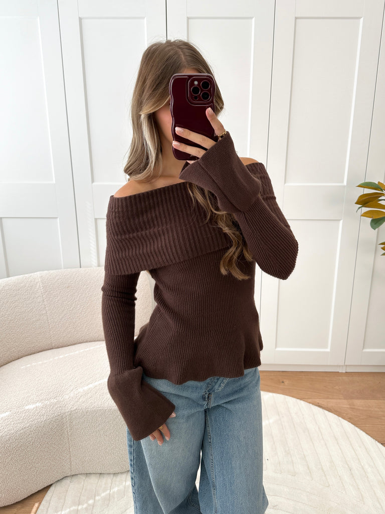 Bruine off shoulder trui met peplum effect en wijd uitlopende mouwen