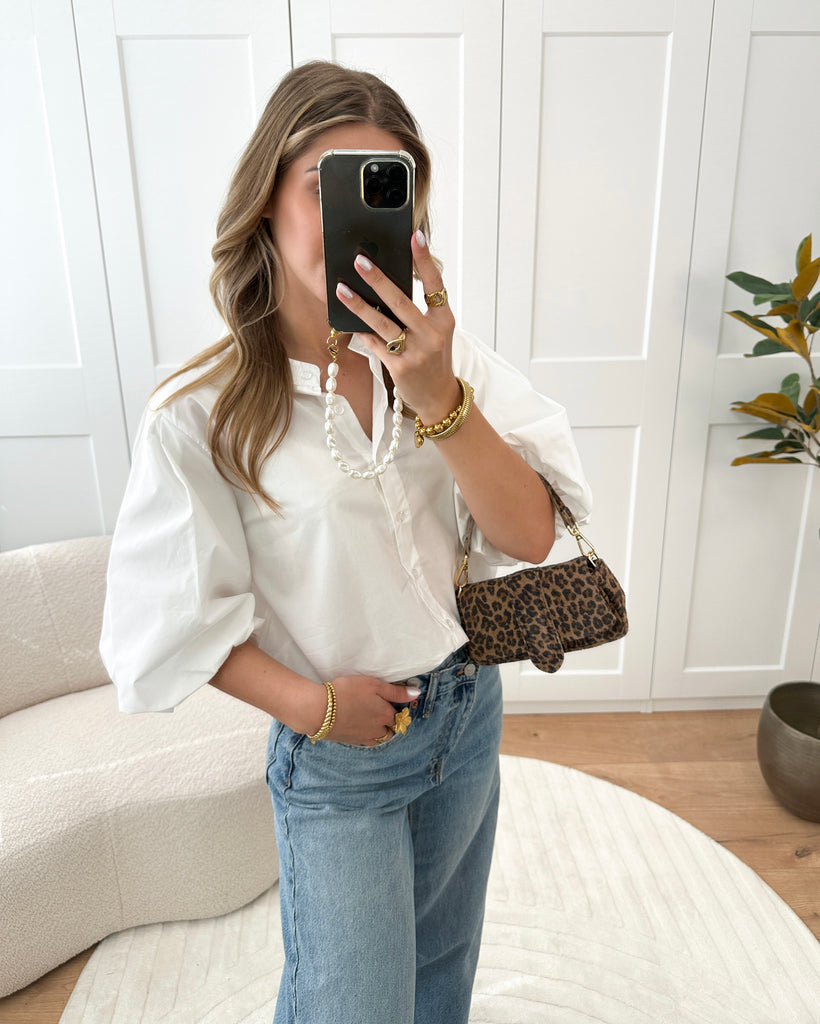 Witte katoenen blouse met halflange pof mouwen en knoopjessluiting