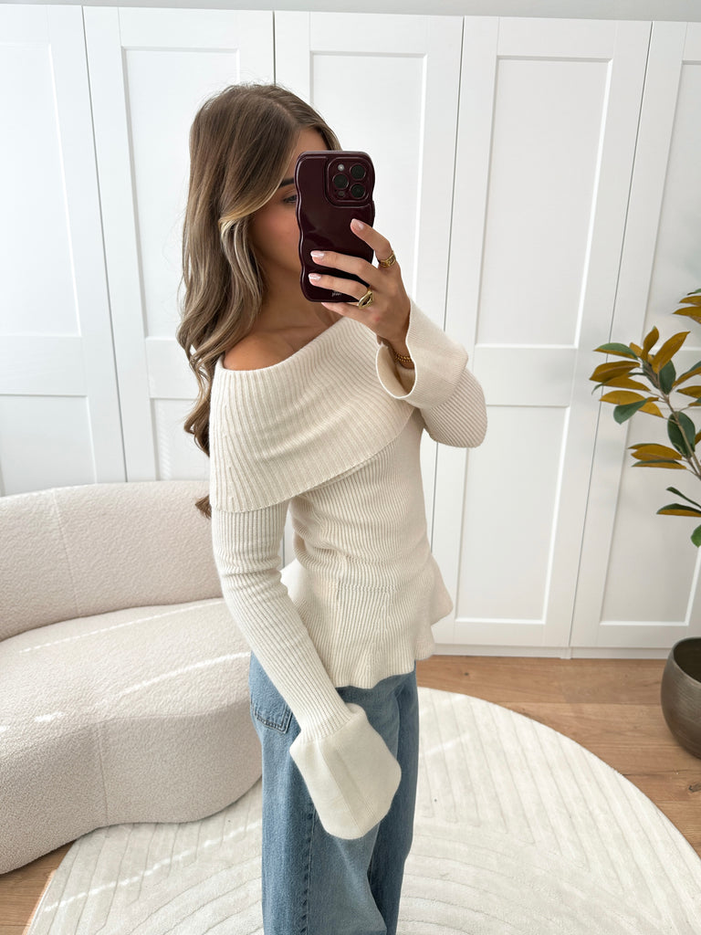 Creme off shoulder trui met peplum effect en wijd uitlopende mouwen