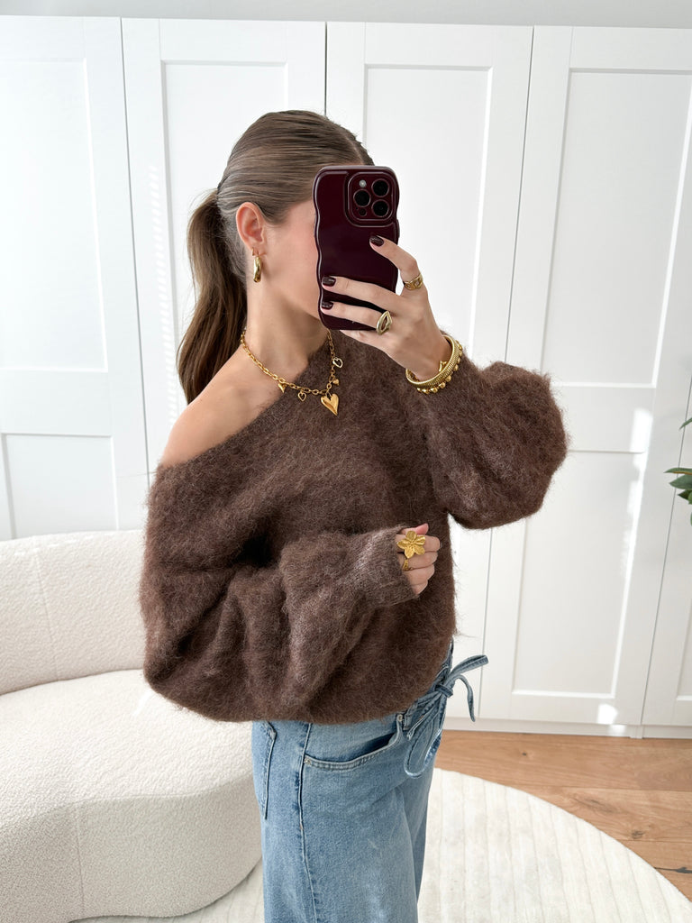 Bruine off shoulder trui