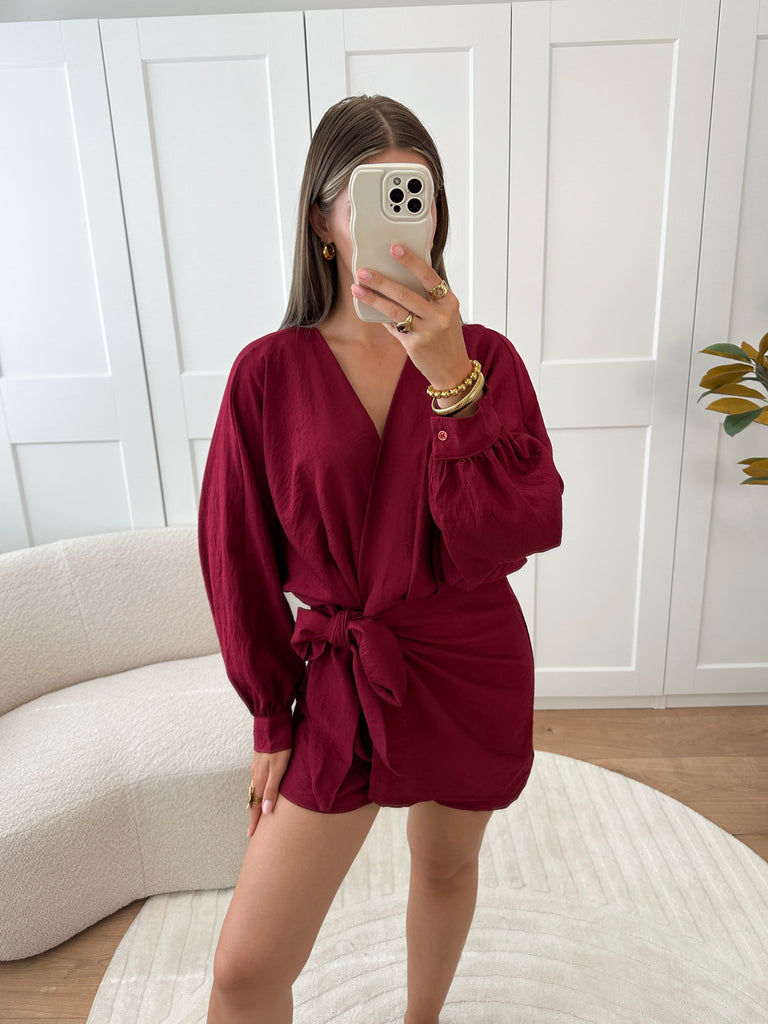 Bordeaux overslag playsuit met strik detail en lange pof mouwen