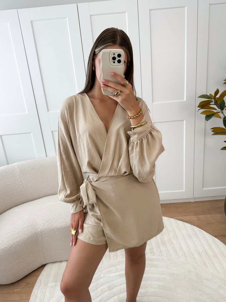 Beige overslag playsuit met strik detail en lange pof mouwen