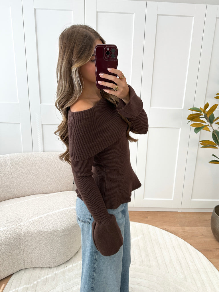 Bruine off shoulder trui met peplum effect en wijd uitlopende mouwen