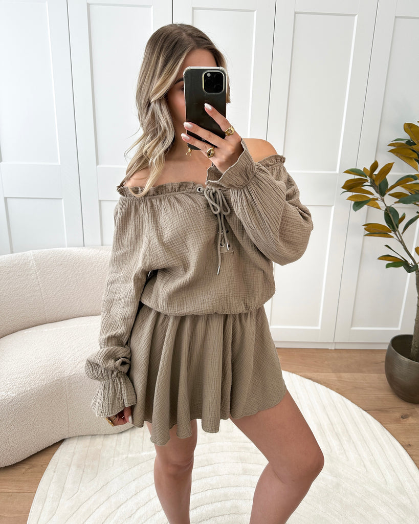 Army groene off shoulder broderie playsuit met ruffles en strik detail