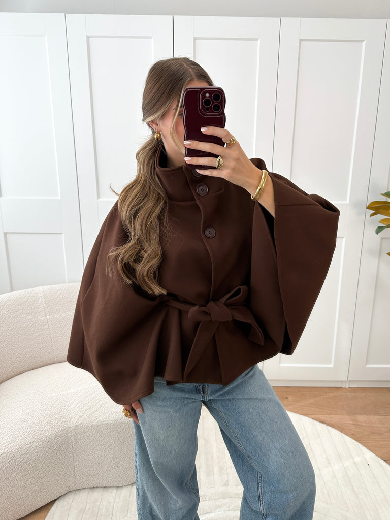 Bruine poncho jas met tailleband met strik en hogere hals met knoopjessluting