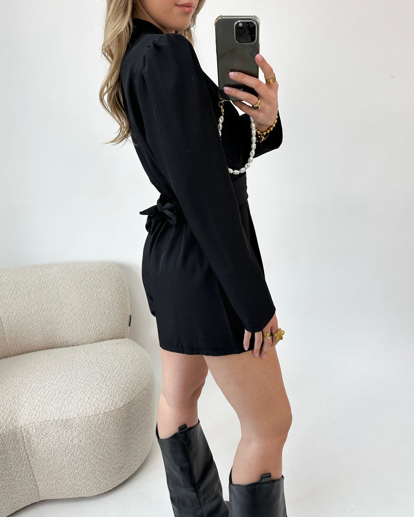 Zwarte playsuit met tailleband en pof mouwen