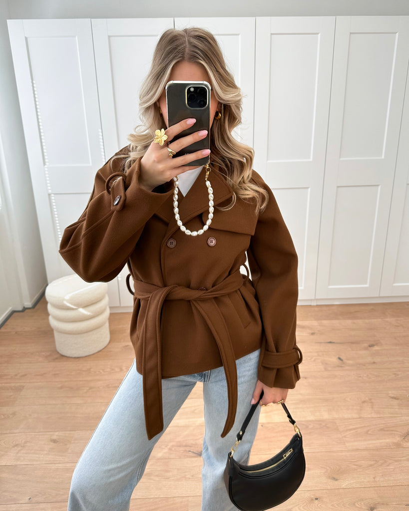 Bruine korte trench coat met knoop sluiting en strik in de taille