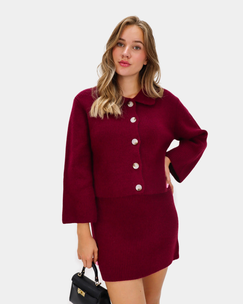 Bordeaux rode trui met knoopsluiting en uitlopende mouwen / co-ord set met trui en rokje