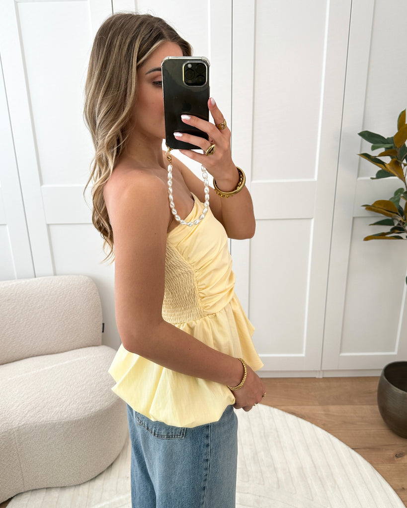 Gele peplum uitlopende top met smock achterkant