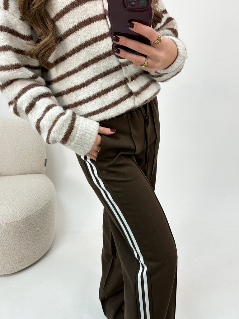 Bruine jogger met witte strepen aan de zijkant